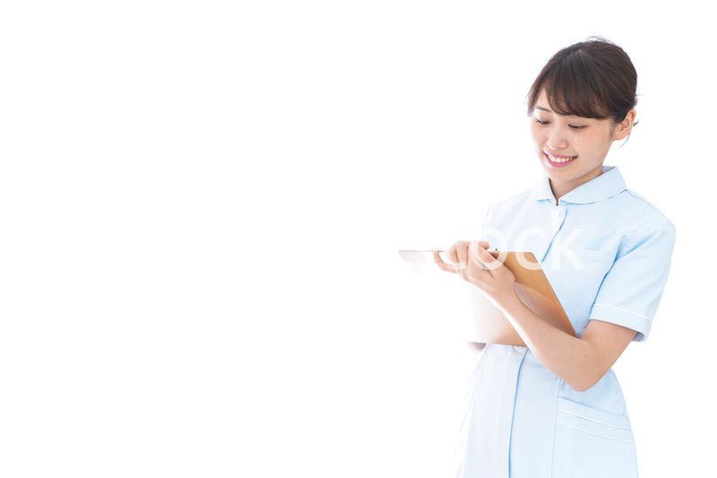 カルテを持つ看護師