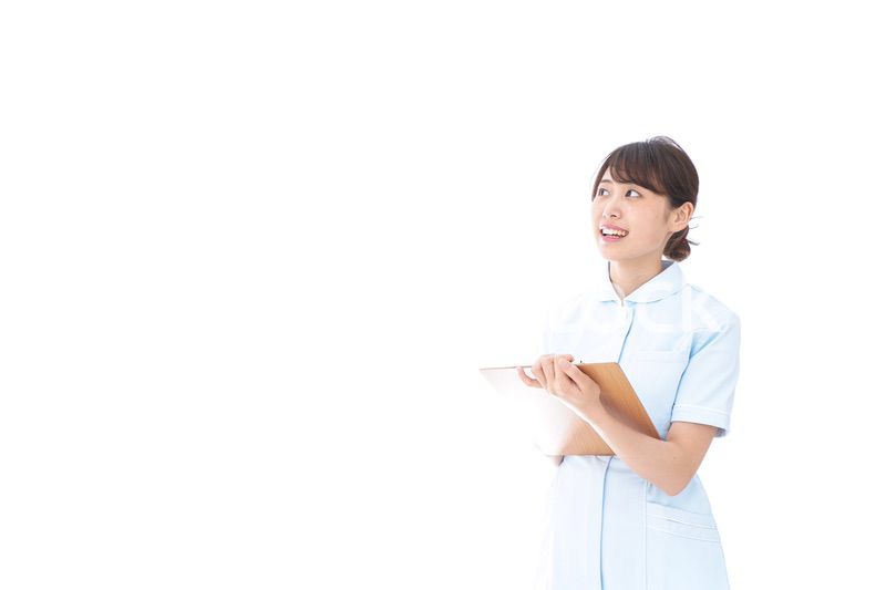 カルテを持つ看護師
