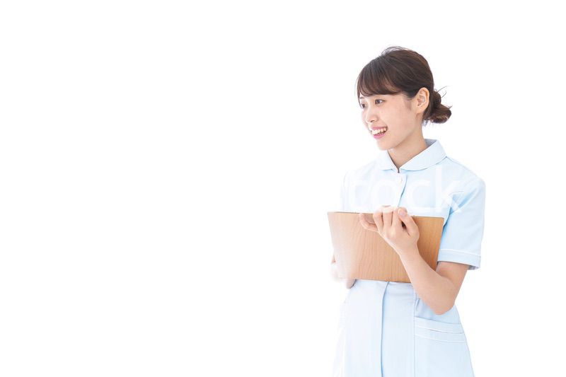 カルテを持つ看護師