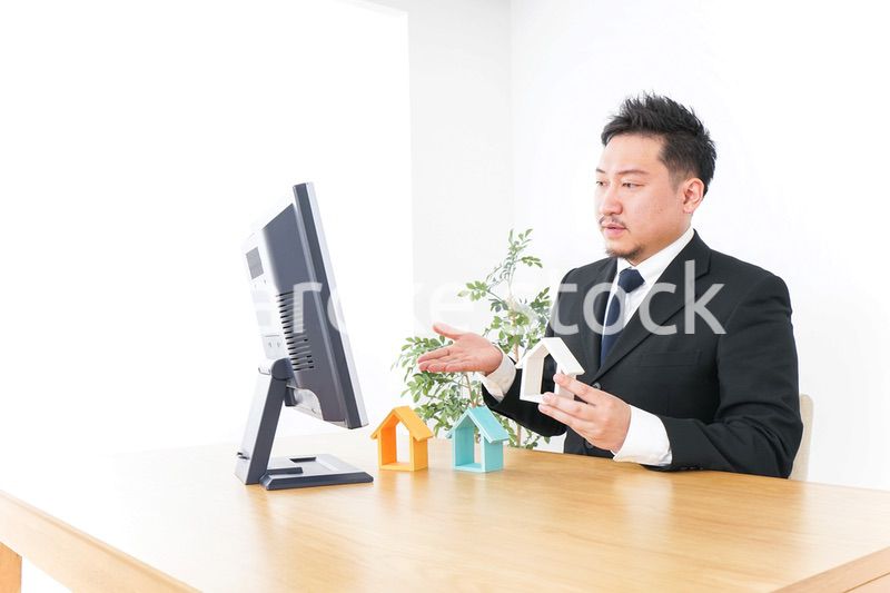 不動産の比較をする男性