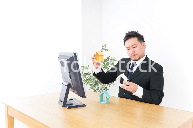 不動産の比較をする男性