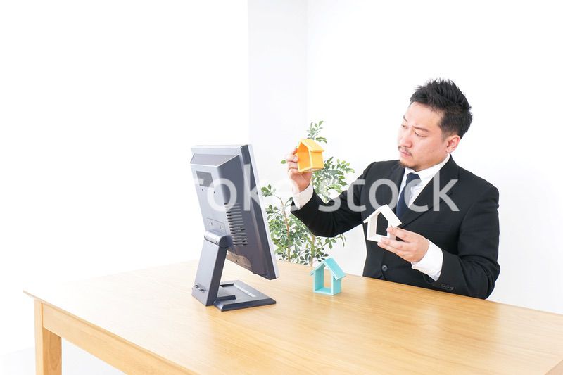 不動産の営業をするビジネスパーソン