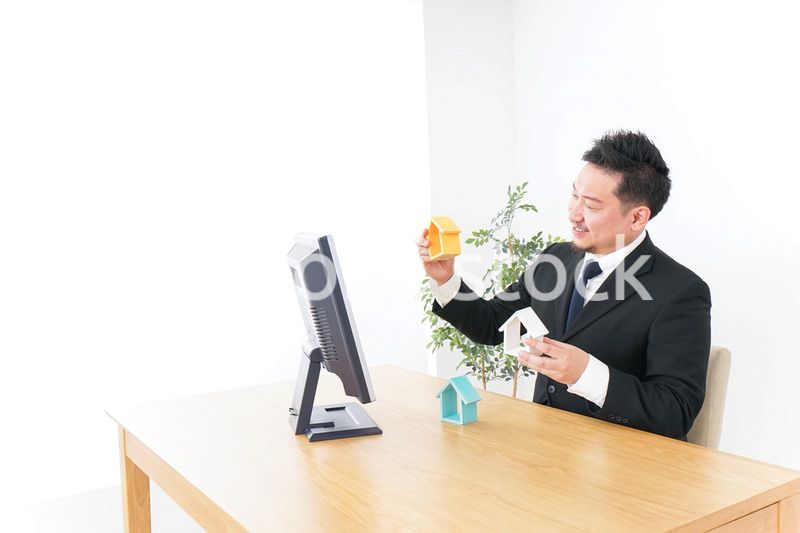 不動産の比較をする男性