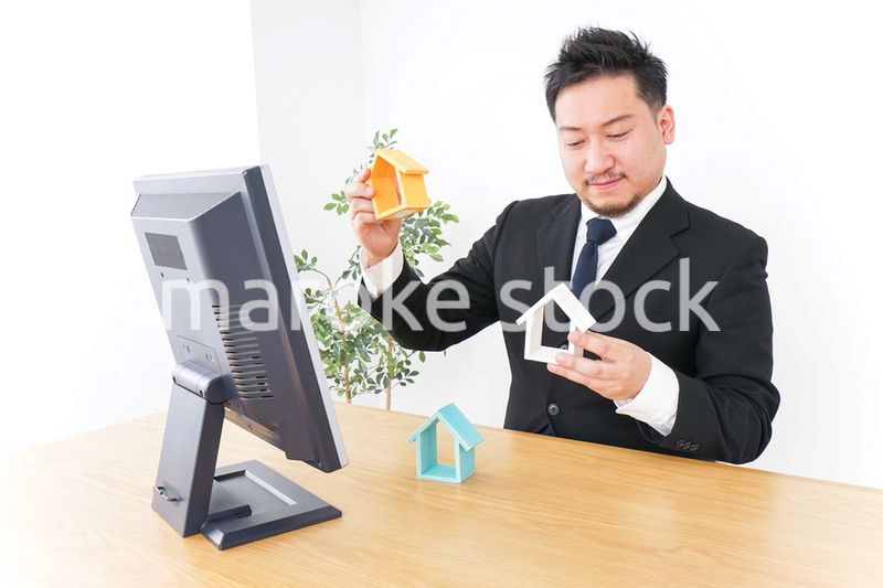 不動産の比較をする男性