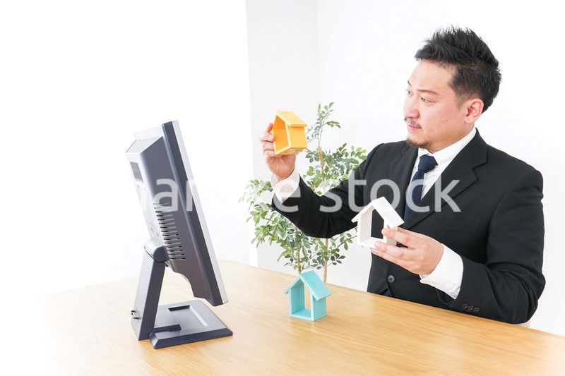不動産の比較をする男性