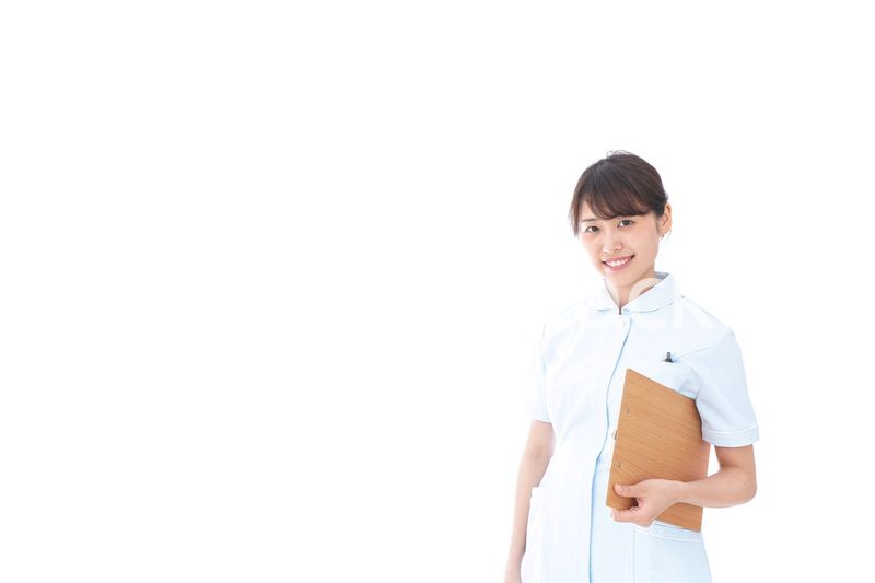 カルテを持つ看護師