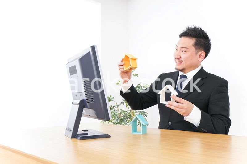 不動産の比較をする男性