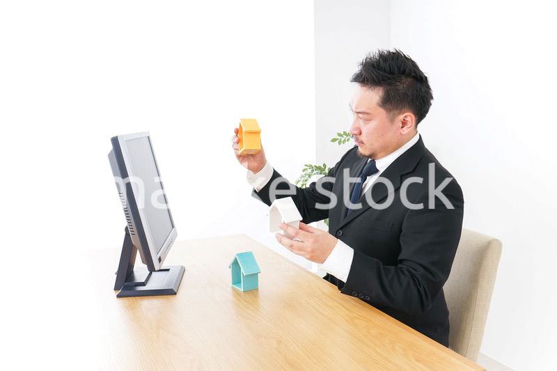 不動産の比較をする男性