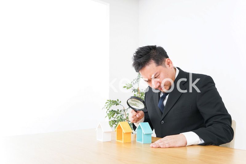 物件を調べる男性