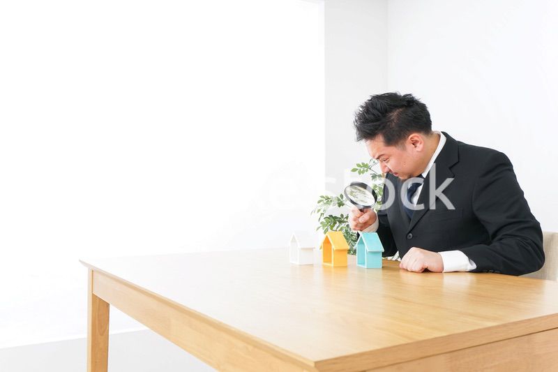 物件を調べる男性