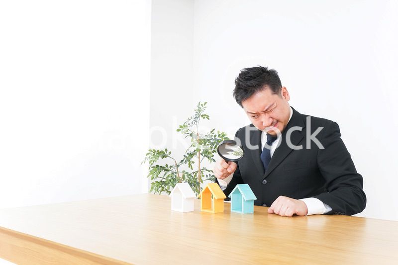 物件を調べる男性