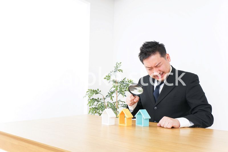 不動産の調査をするビジネスパーソン