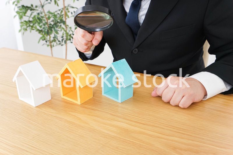 物件を調べる男性