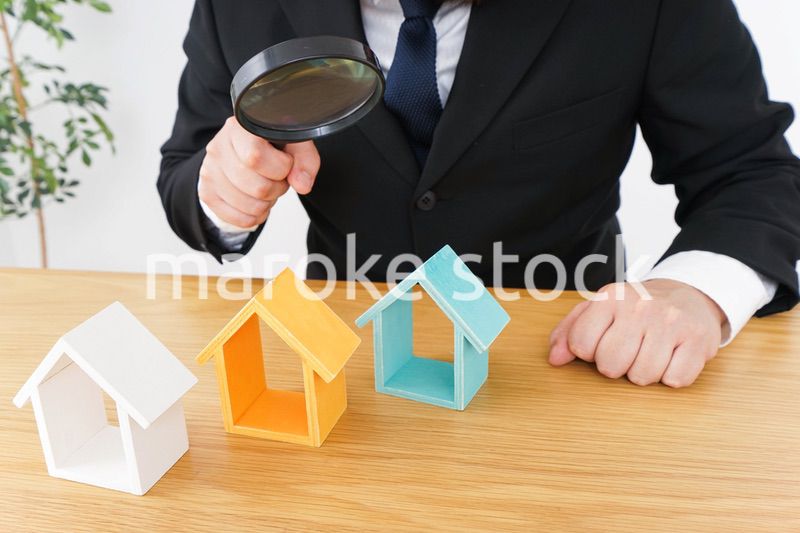 不動産の調査をするビジネスパーソン