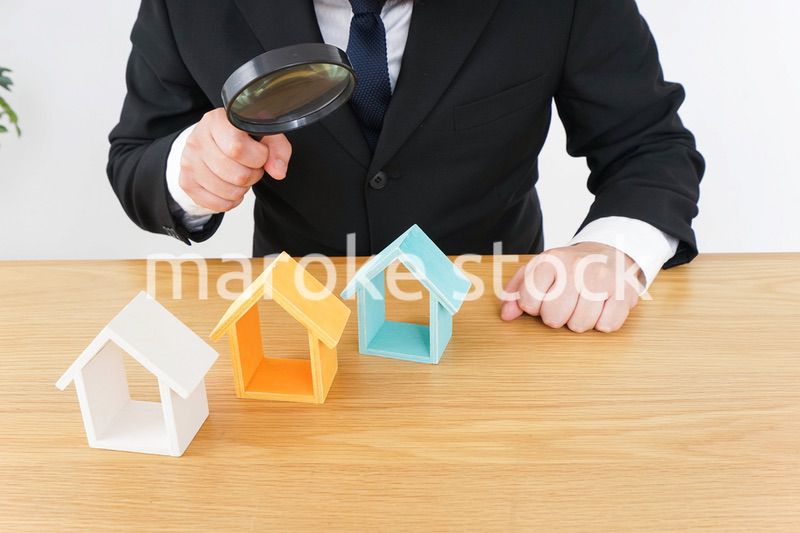 物件を調べる男性