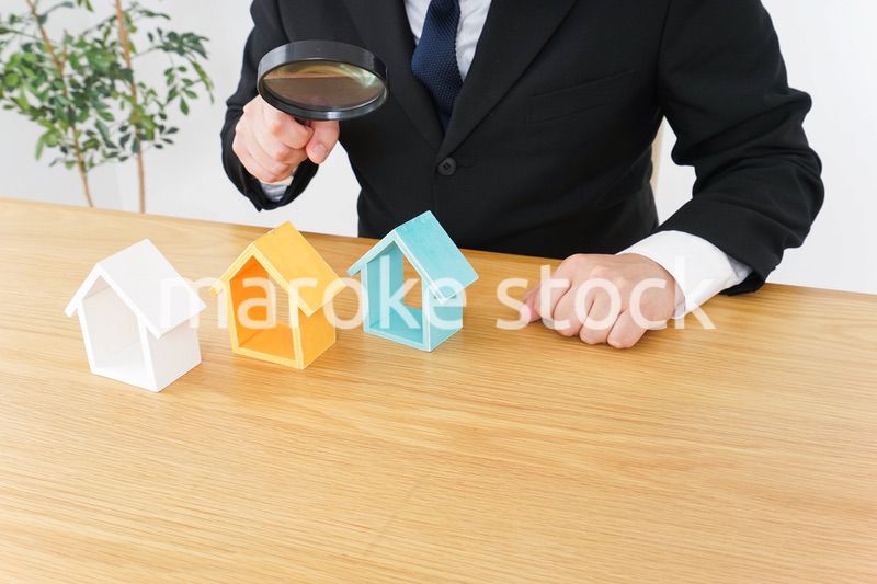 不動産の調査をするビジネスパーソン
