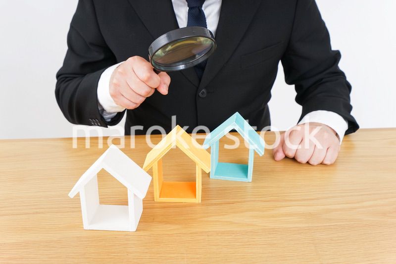 不動産の調査をするビジネスパーソン