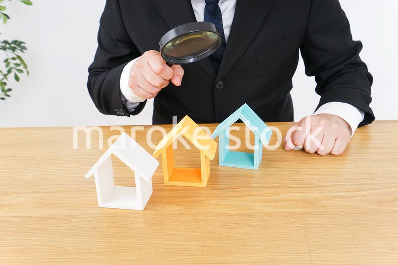 不動産の調査をするビジネスパーソン