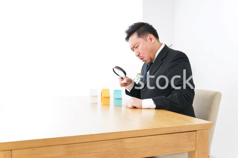 不動産の調査をするビジネスパーソン