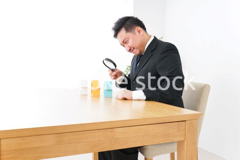 物件を調べる男性