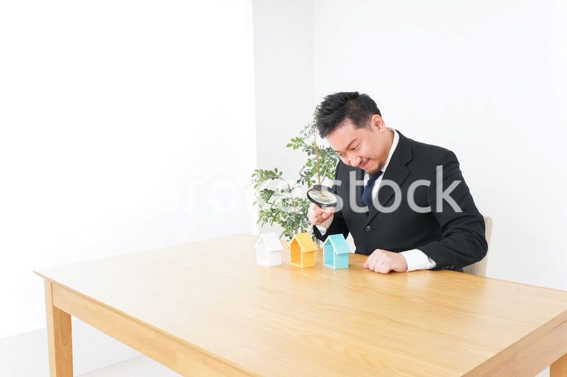 物件を調べる男性