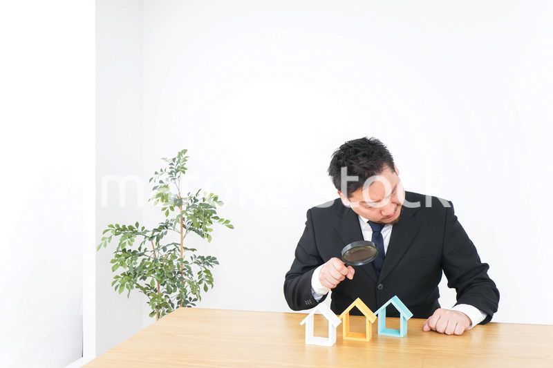 不動産の調査をするビジネスパーソン