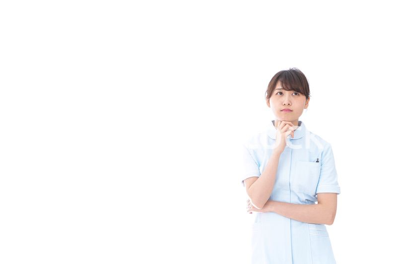 悩む看護師