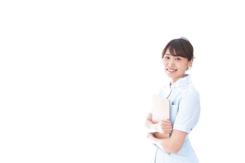 カルテを持つ看護師