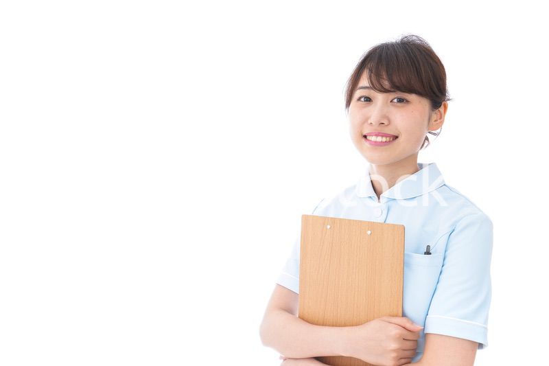 カルテを持つ看護師