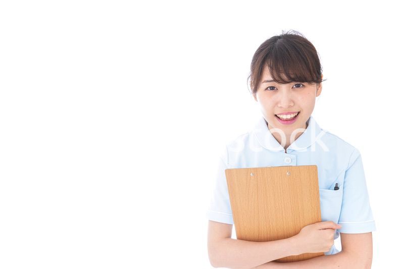 カルテを持つ看護師