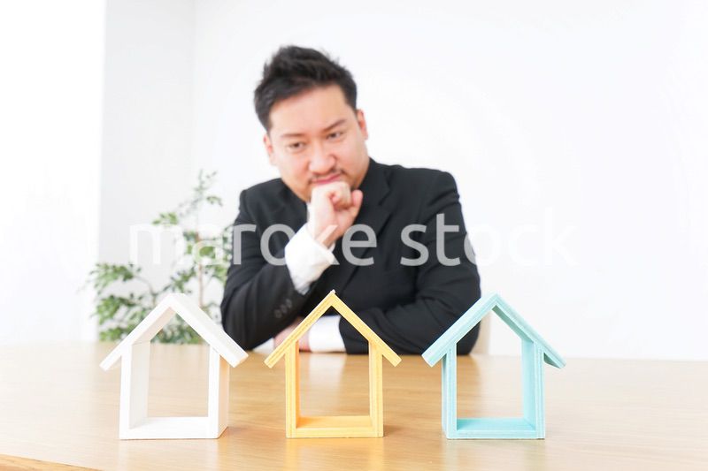 物件を調べる男性