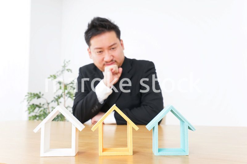 不動産の調査をするビジネスパーソン