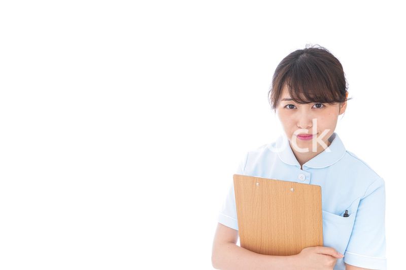 カルテを持つ看護師