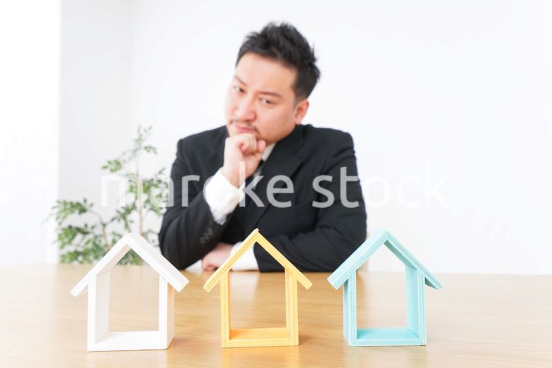 物件を調べる男性