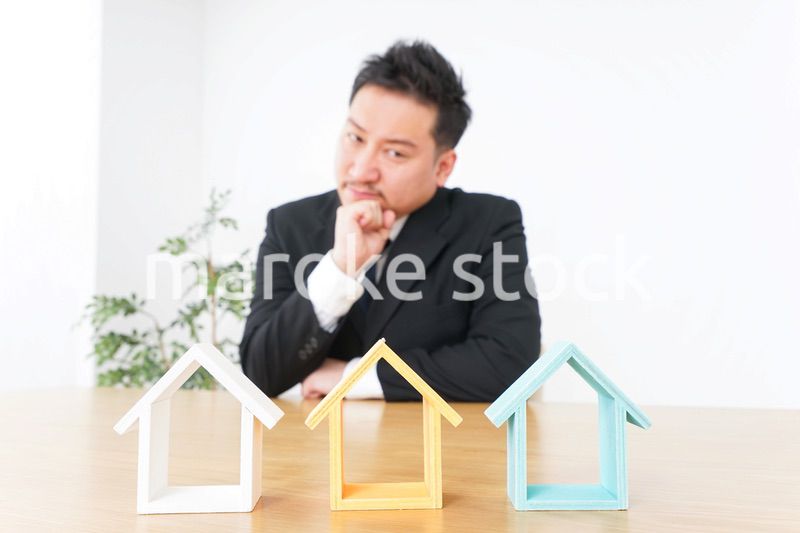 物件を調べる男性