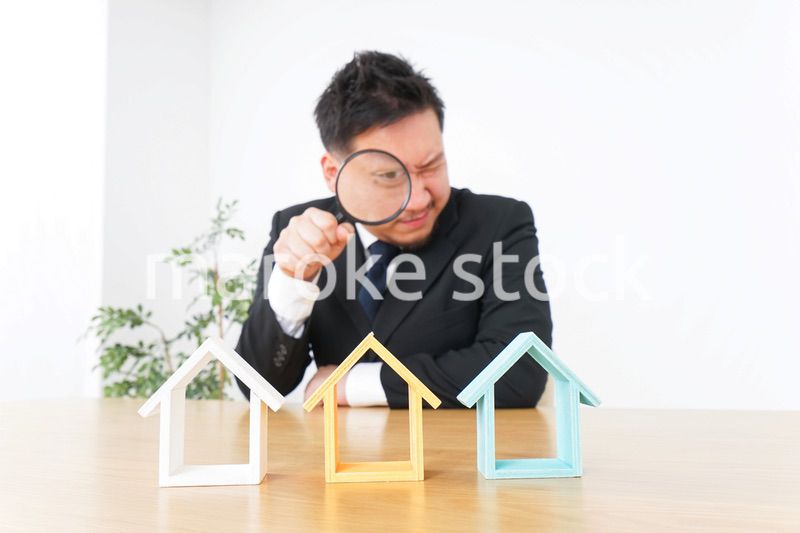物件を調べる男性