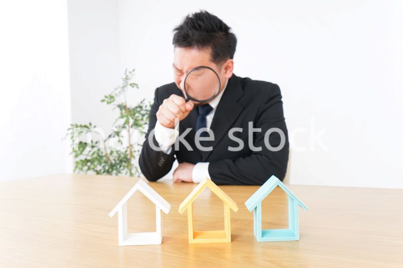 不動産の調査をするビジネスパーソン