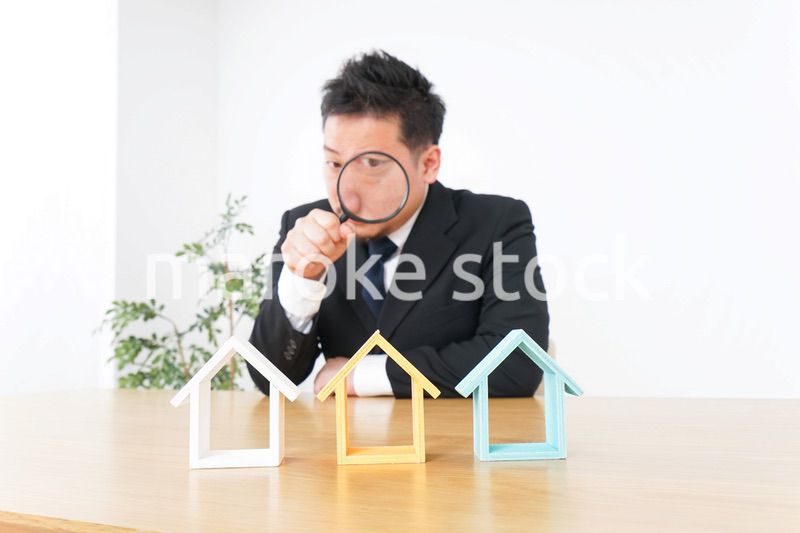 物件を調べる男性