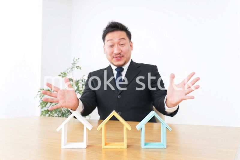 不動産の調査をするビジネスパーソン