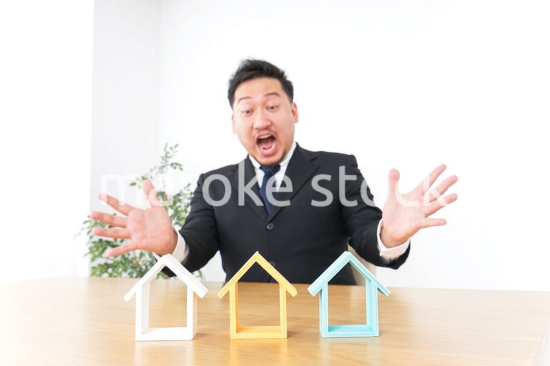 不動産を見て驚く男性