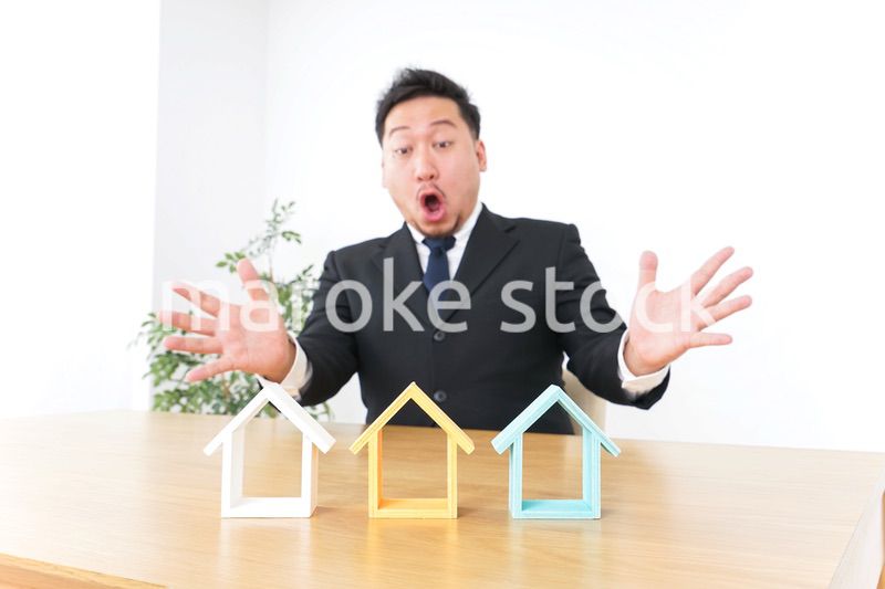 不動産を見て驚く男性