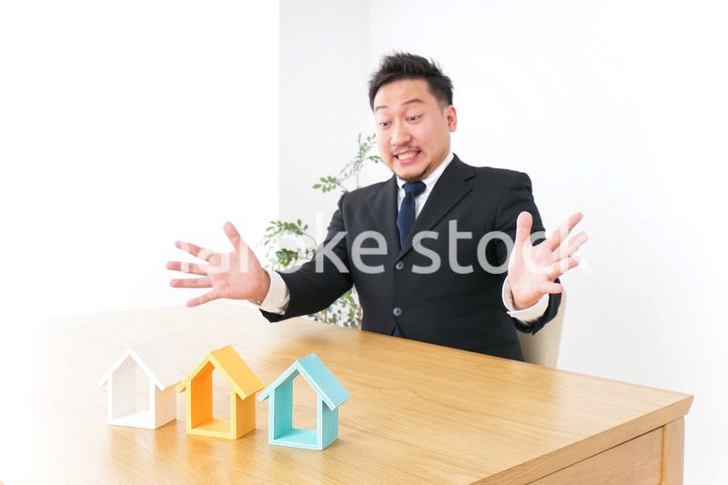 不動産を見て驚く男性