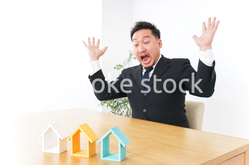 不動産を見て驚く男性