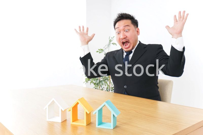 不動産を見て驚く男性