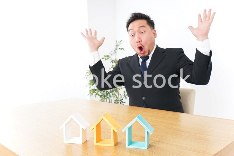 不動産を見て驚く男性