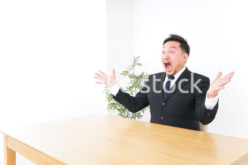驚くビジネスマン