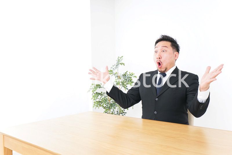 驚くビジネスマン