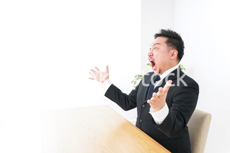 驚くビジネスマン