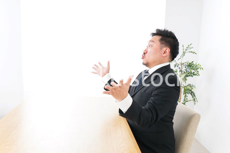 驚くビジネスマン