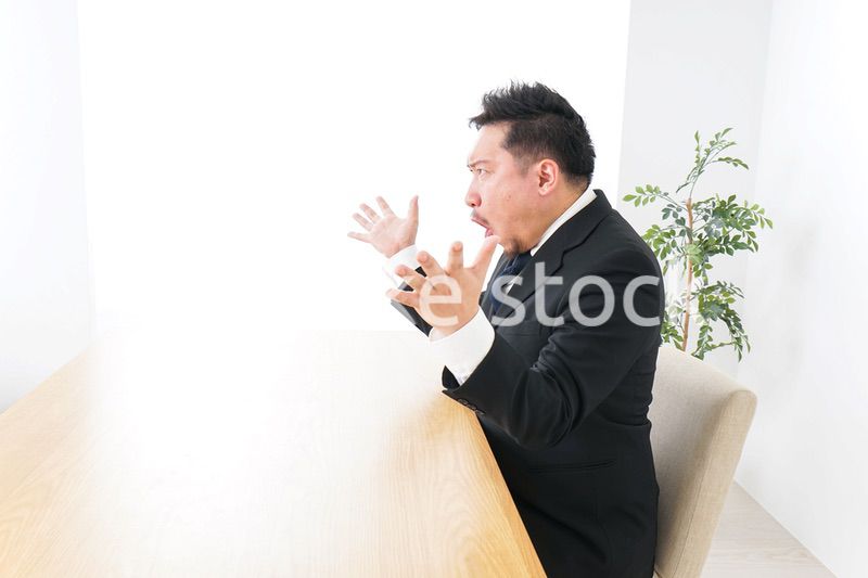 驚くビジネスマン